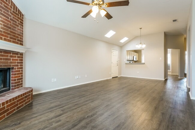 Photo - 900 Springfield Dr