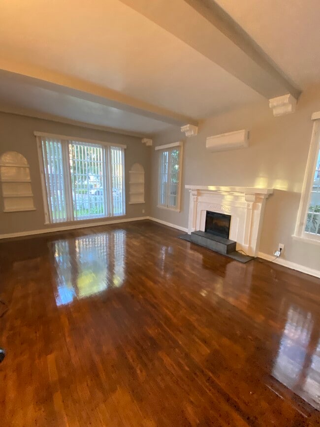 Living Room - 2201 S Bentley Ave Casa Unidad 2201