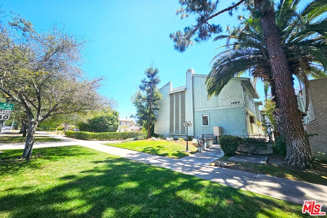 Building Photo - 1454 E Orange Grove Blvd Unit 1