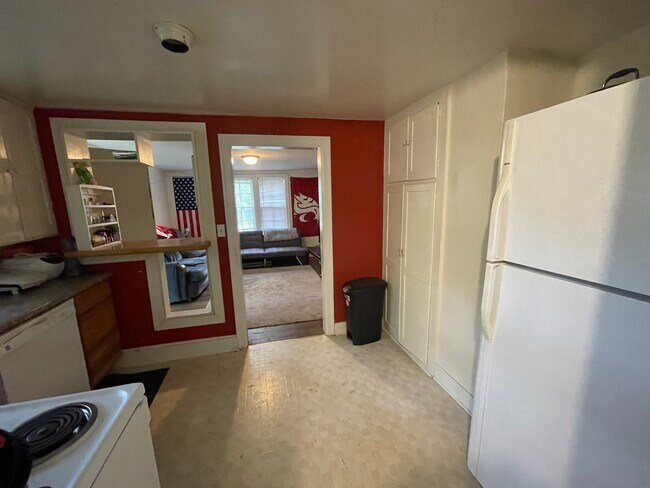 Photo - 940 NE Maple St