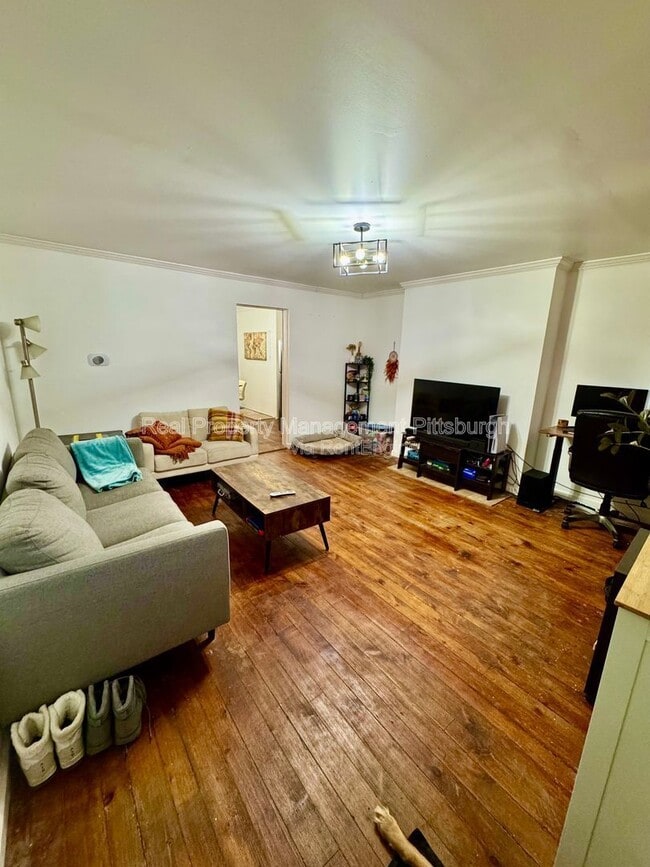 Building Photo - 2218 Sarah St Unit 1