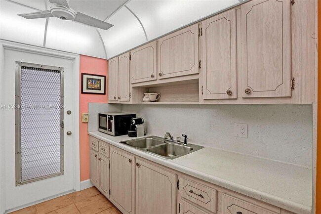 Photo - 2500 NE 9th St