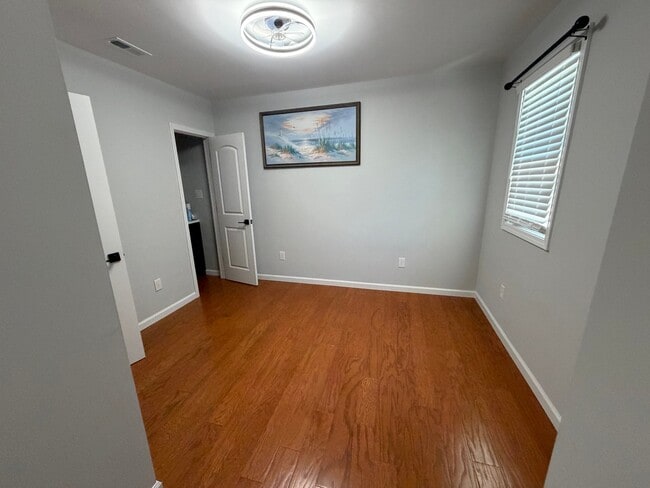Photo - 307 Delaware St
