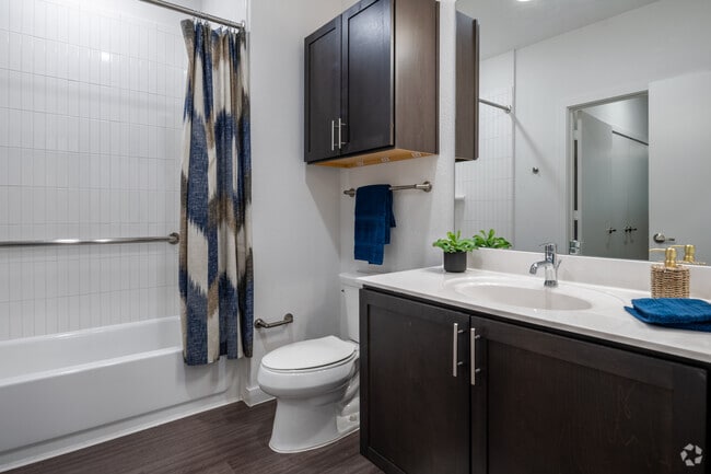1BR, 1BA - 785SF - Bathroom