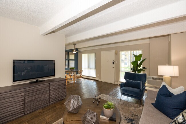 1BR, 1BA - 706SF - Living Room