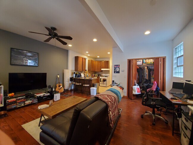 Photo - 1834 N Wood St Unit 1R