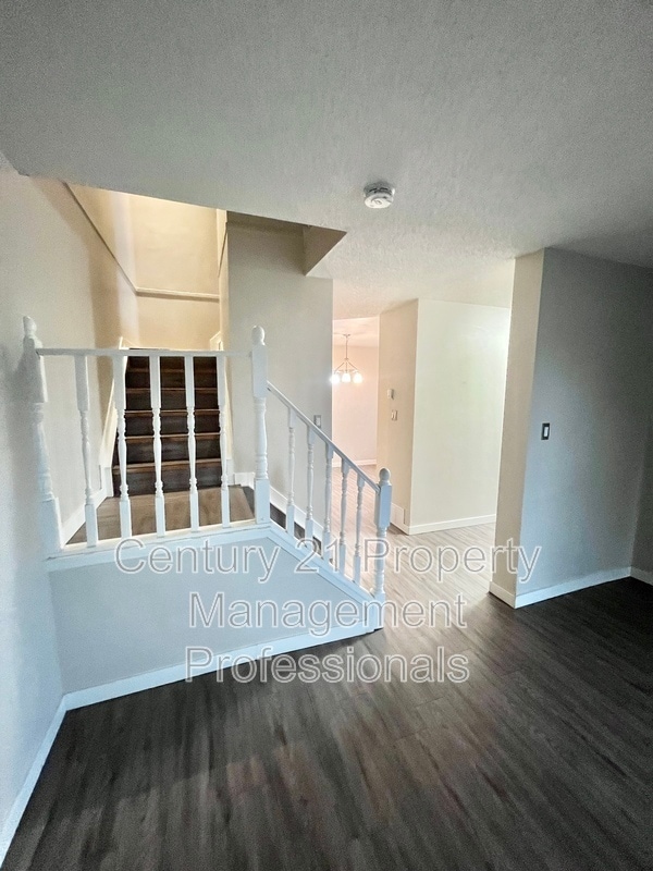 Photo - 14634 25 St NW