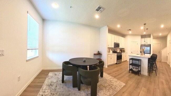 Photo - 554 Orient Ave