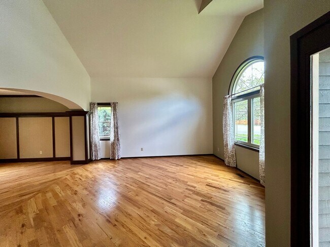 Photo - Beautiful 5 Bedroom Home with Large Private Yard
