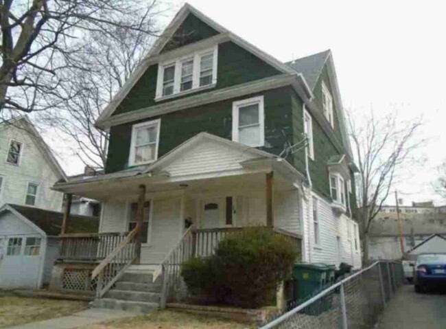 Building Photo - 14 Kenwood Ave Unit 1st Floor Rental