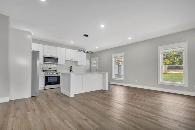 Building Photo - NEW CONSTRUCTION 4 Bed / 4 Bath Duplex Near IU & Downtown Bloomington – Leasing for 2026-2027!