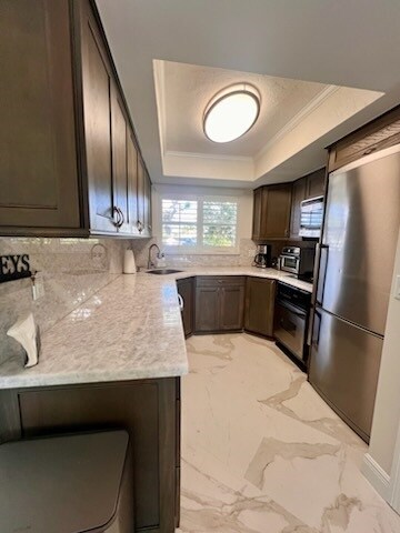 Kitchen & appliances - 68 Yacht Club Dr Unit Marina Harbour