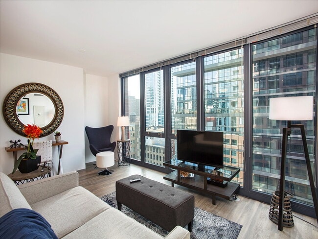 674 N Wells St Unit 1904