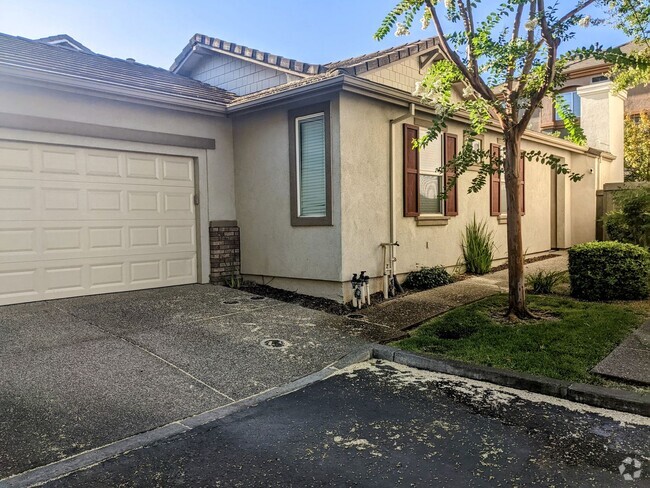 Building Photo - Adorable 3 bedroom 2 bath home