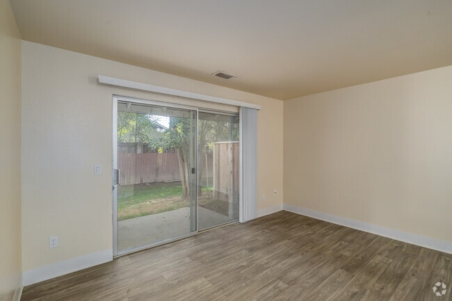 1BR, 1BA - 566SF - Living Room
