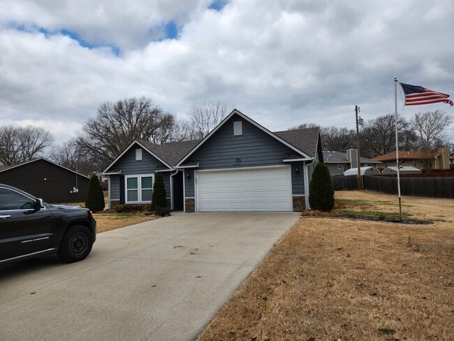 Building Photo - Beautiful newer home with everything on main level in Seaman Schools