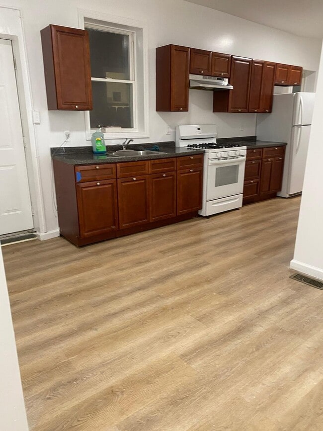 Building Photo - 244 E Hanover St