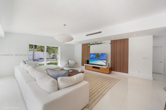 Photo - 1641 Tigertail Ave