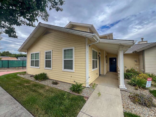 Building Photo - 3-bedroom, 3-bath home in Orland