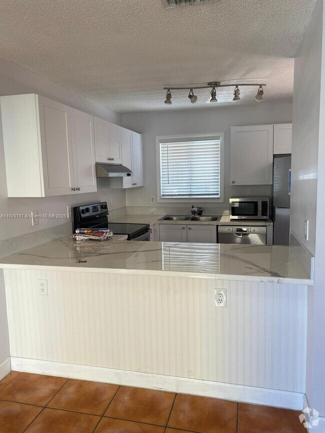 Building Photo - 6215 SW Kendale Lakes Cir Unit 272 Rental