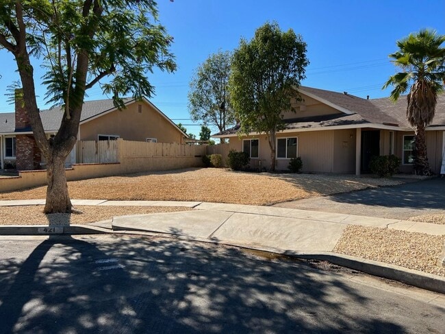 Photo - 421 Royal Cir