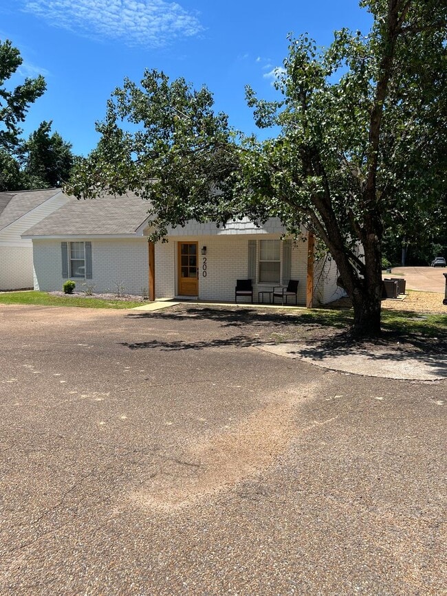 200 Leigh Ln