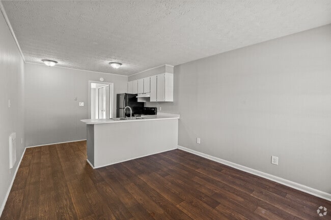 1BR, 1BA - 549SF - Living Room - Village North