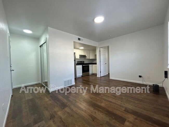 Photo - 1121 N College Dr