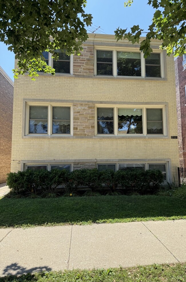 Building Photo - 2711 W Berwyn Ave Rental