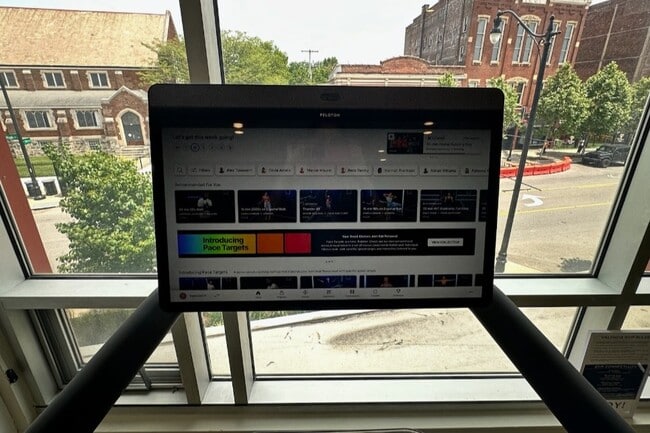 Excelente vista completa de High Street mientras haces ejercicio. Cinta de correr y bicicleta Peloton. Además, Espejo Lululemon.