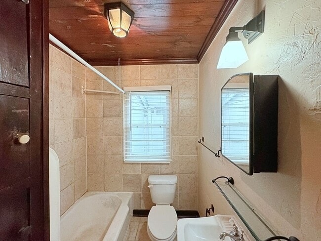 Photo - 878 Kenmore Ave Unidad B