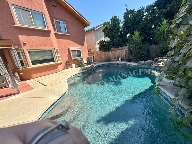 Photo - 3159 Doroteo Way