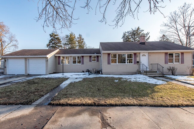 Building Photo - 821 12th St