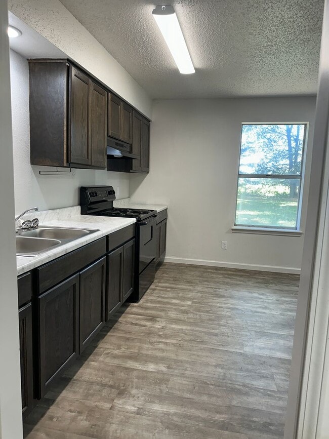 Photo - 1002 Harris Dr