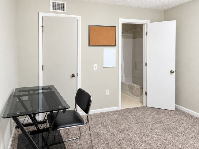 3921 SW 34th St Unidad University Terrace Bedroom 4