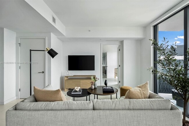 Photo - 501 NE 31st St Unidad 3409