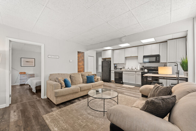 Building Photo - 1326 W 69th St Rental