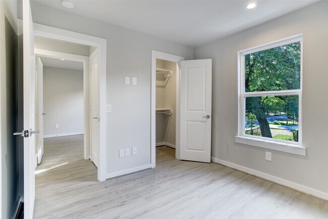 Photo - 645 E 11th 1/2 St