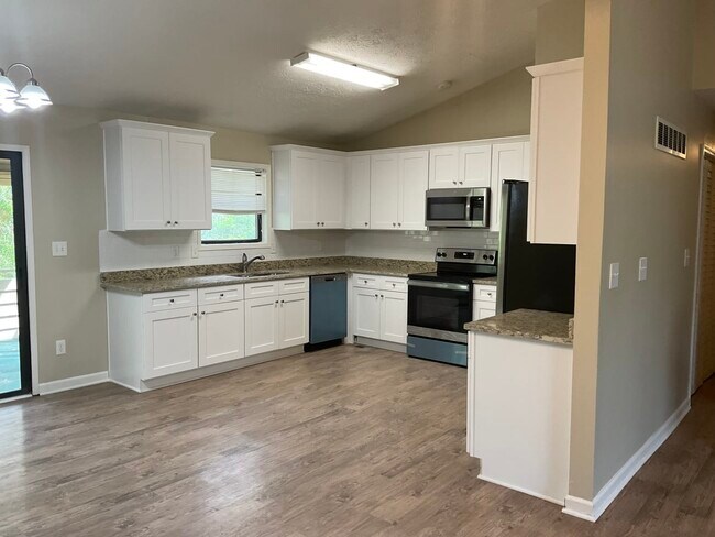 Photo - 4026 Leicester Dr NE