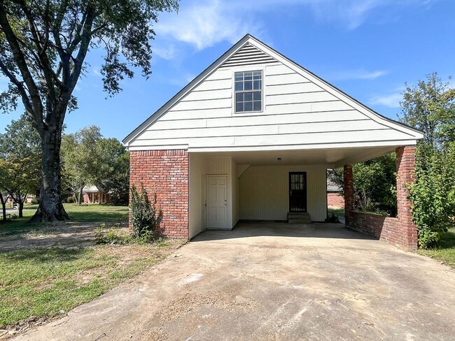 Photo - 5 bed 3 bath home recently renovated!