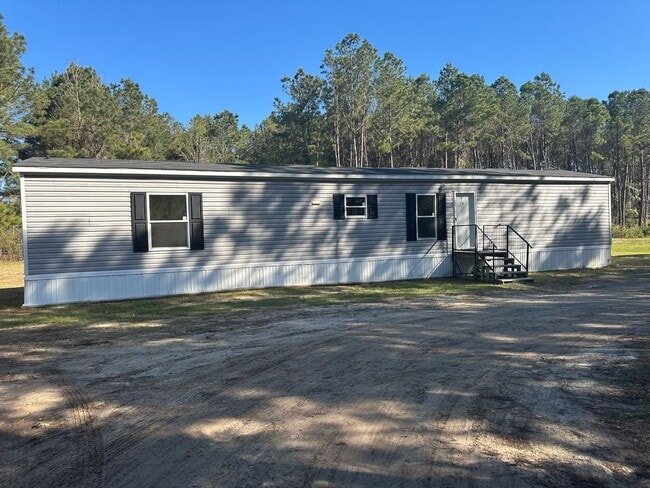 Building Photo - Country Living Charmer