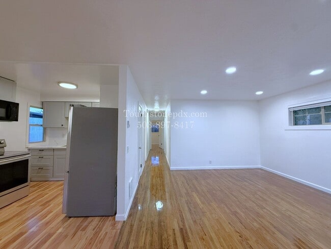 Photo - 535 NE Webster St