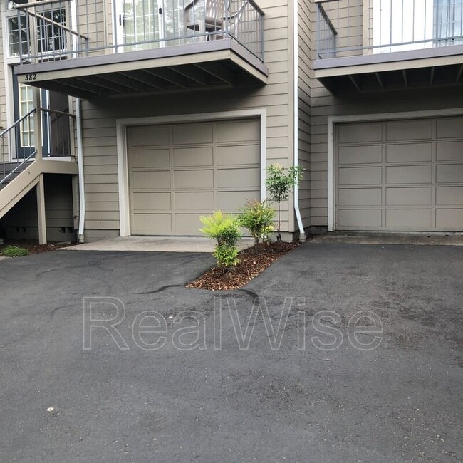 Photo - 382 Glenn St
