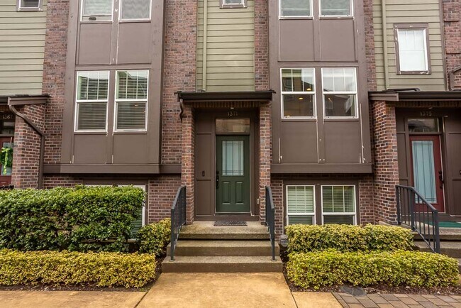 Welcome to the Brownstones at Issaquah Highlands Available August 1st