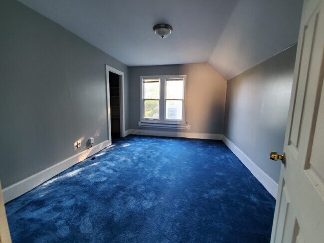 Room #1 - 523 McCourtie St