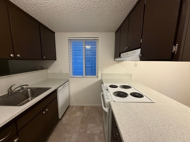 Photo - 2824 I St Unit 004