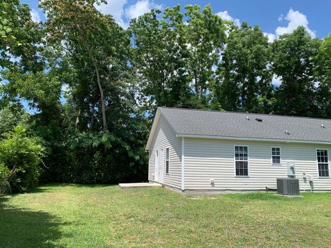Photo - 3 BD, 2 BA House: Freshly Painted + New Flooring + Available Now!