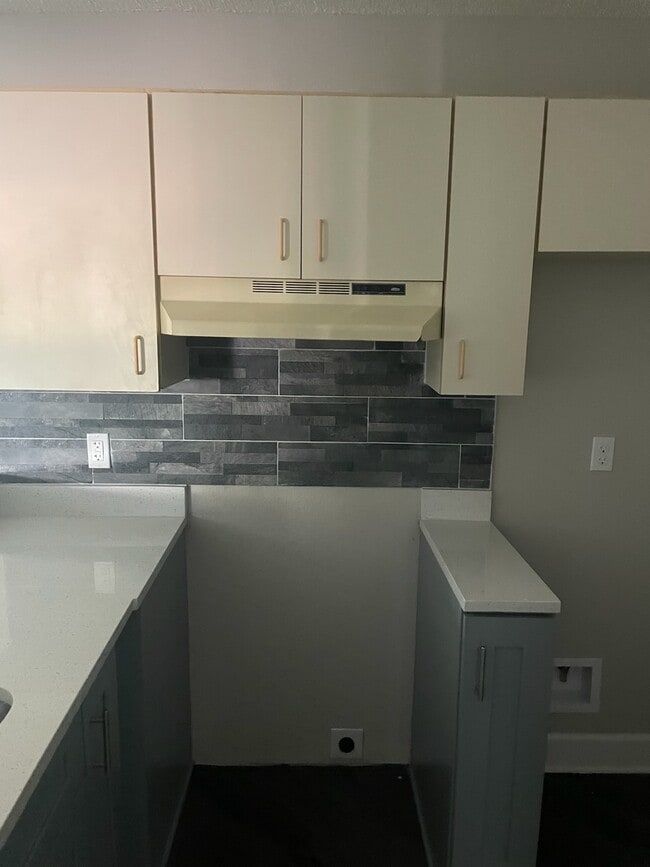 2544 Woodgate Blvd