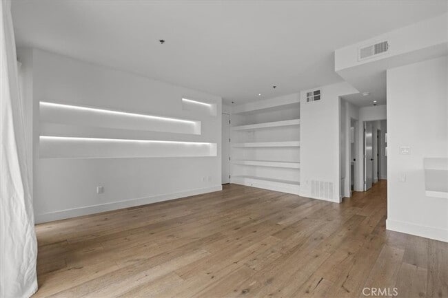 Photo - 8811 Burton Way Unidad 318 Rental