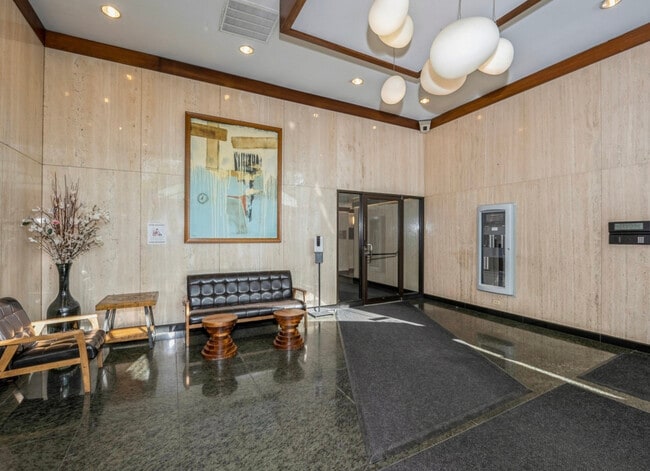 444 W Fullerton Pkwy